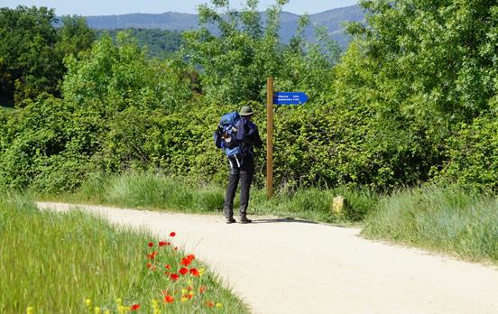 Pilger folgt der Beschilderung des Caminos.