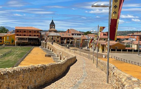 Mittelalterliche Brücke in Hospital de Orbigo