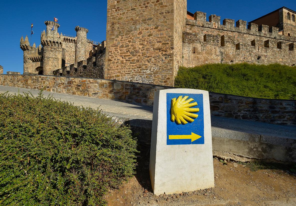 Wegweiser vor der Templerburg in Ponferrada