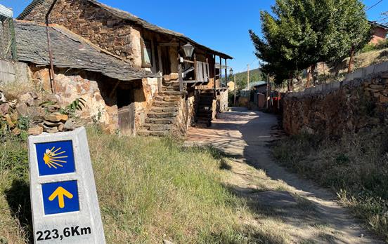 Durchwandern Sie kleine Dörfer.