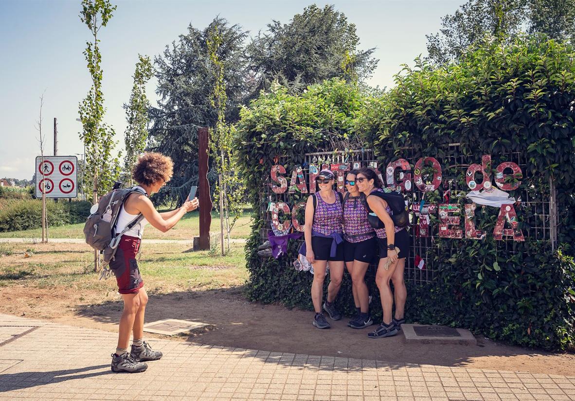 Pilgerin fotografiert andere Pilger vor Santiago