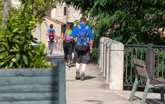 Pilger entlang des Weges