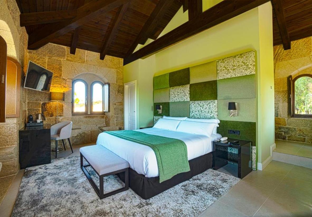 Overnight stays in beautiful country manor houses