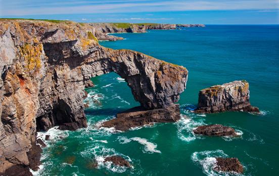 Stack Rocks und The Green Bridge of Wales