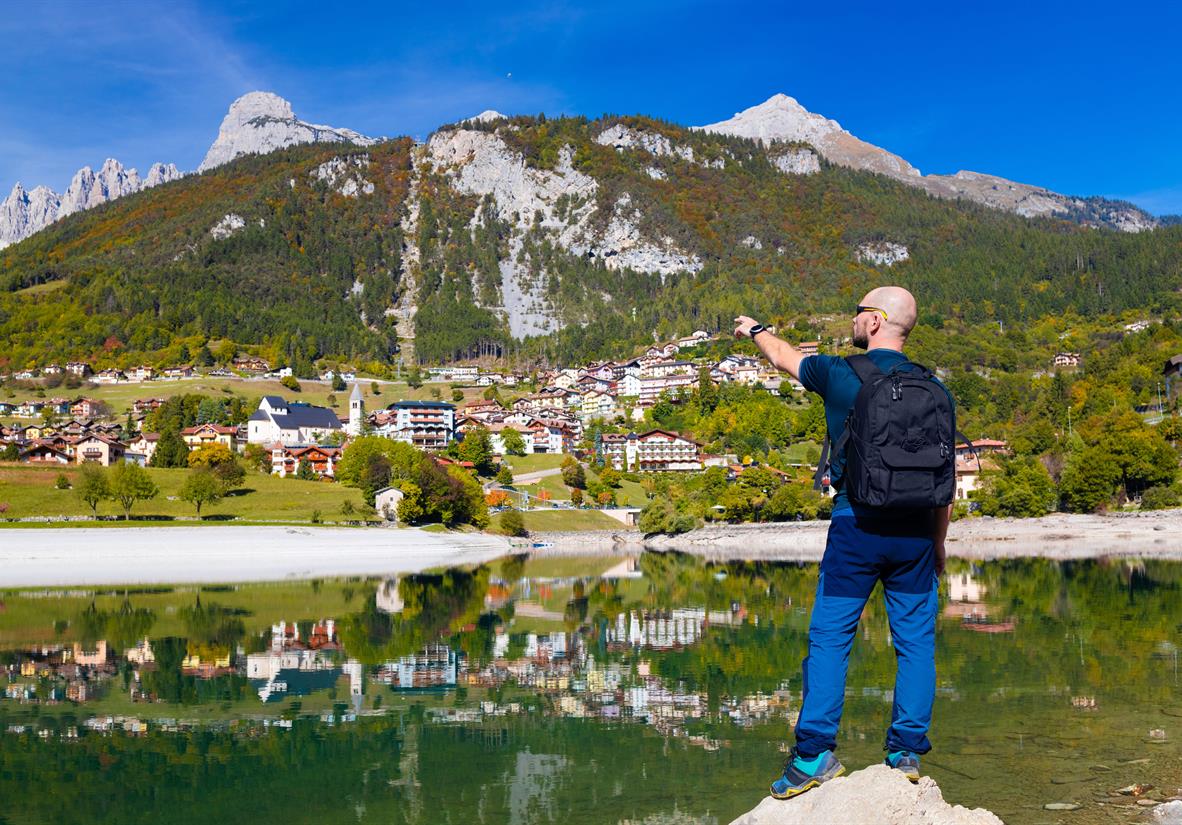 Am blau schimmernden Molveno See
