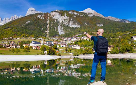 Am blau schimmernden Molveno See